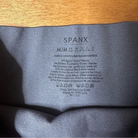 SPANX Seamless Camo Cropped Leggings Size Medium M Compression Capri Stretch - Picture 3 of 7